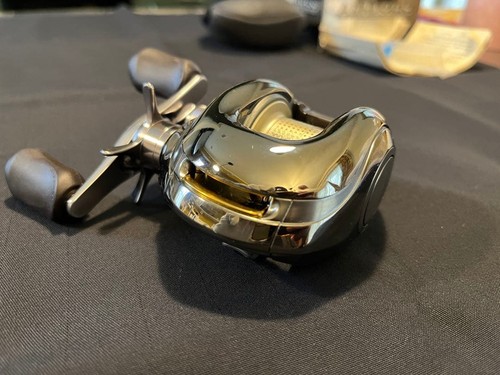 Shimano baitcasting reel - baitcasting, right