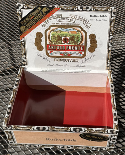 Empty wooden fuente - fuente, cigar