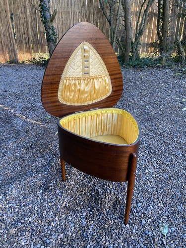 Vintage mid century pebal - , form