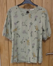 Fat Face Womne's Short Sleeve Bee Print Top in Green Fox Glove Poppy  Floral
