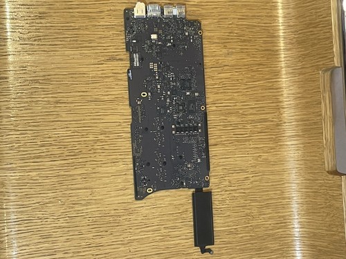 Geniune apple macbook - geniune,