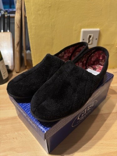 Gbs slippers black new with - slippers,