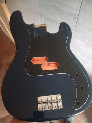 Vintage bass body - p,