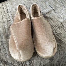 Women’s Totes Isotoner  Slippers Size 6 Champagne 