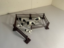 BRITAINS Friesian Cows Calves & Brown Plastic Fences  1:32 Scale Farm Models