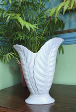 RARE MarVINTAGE 1930s SHORTER & SON CREAMWARE MANTEL VASE ~ PALM LEAF SCULPTURAL