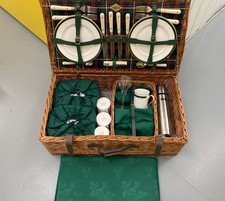 Luxury Amberley English Wicker 4-person picnic hamper