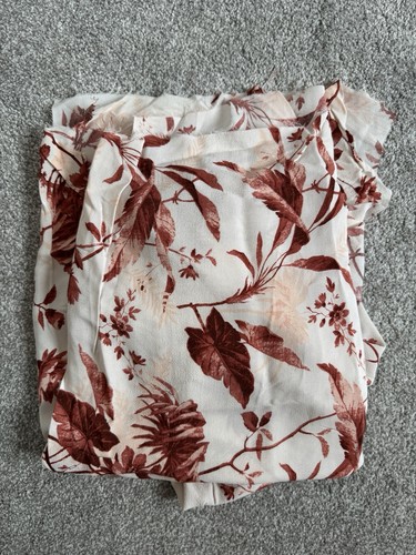 Cream red floral marocain - /,