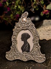 Mini Baroque-Style Easel Frame – Ornate Metal with Red Velvet Insert