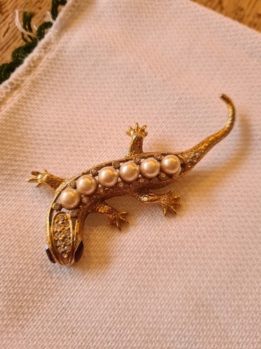 Vintage gold tone lizard - gold,