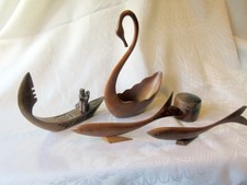 A VINTAGE INDIAN INLAID WOOD CARVED CIGARETTE TABLETOP DISPENSER