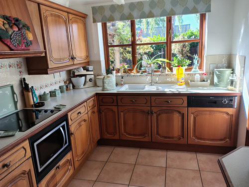 Brown wood shape kitchen - l-shape,