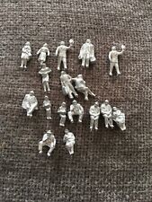 17 vintage metal SEATED PEOPLE FIGURES  SUIT HORNBY FIT IN COACHES  00 GAUGE
