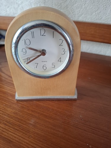 Small quartz mantel clock - clock, or