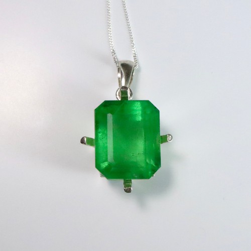 6ct natural vivid green - 25.6ct,