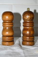 PAIR OF WOOD TURNED PEPPER MILL AND SALT MODERN 4" GRINDER AND CELLAR