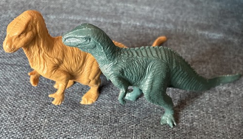 Invicta iguanodon megalosaurus - iguanodon,