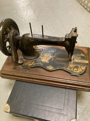 Singer sewing machine - , antique