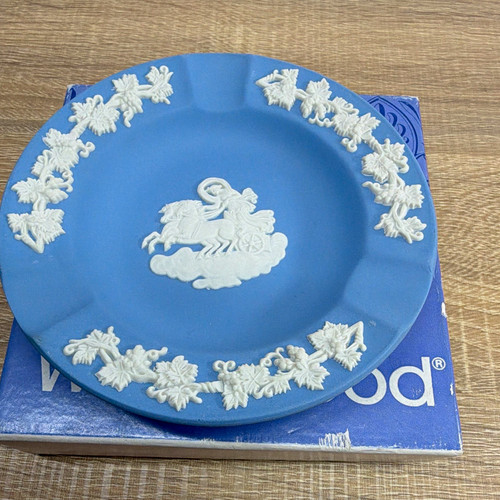 Wedgwood blue white - &,