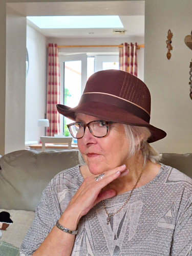 Womans brown bowler hat - brown,
