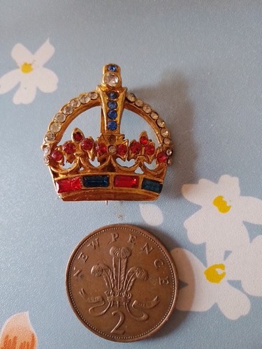 Lovely vintage crown brooch - vintage,