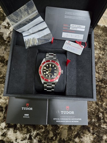 Tudor black bay 41mm - black,