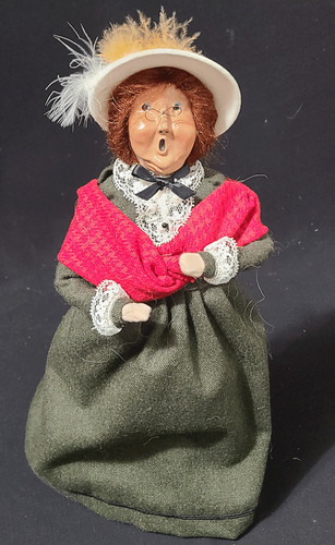 Byers choice carolers woman - byers,