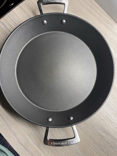 Bnwt black creuset paell - bnwt,