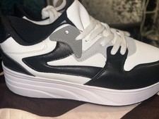 Trendy shoes. Outdoor detachable roller skate trainers.