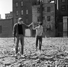 TVs Wanted Dead or Alive actor Steve McQueen his wife Neile Adams - Old Photo 2