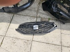 GENUINE SEAT LEON MK4 FRONT RADIATOR GRILLE EMBLEM BADGE 5FA853679C 2020-ON