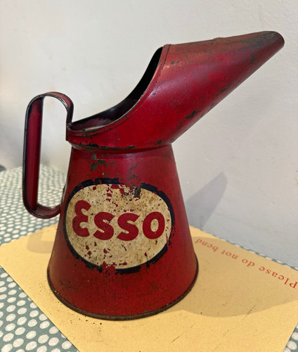Vintage esso metal oil - metal, pouring