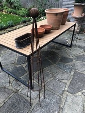 SoIid garden obelisk with large ball top and rust finish