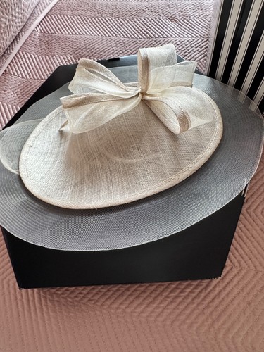 Woman wide brimmed hat - wide,