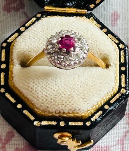 Vintage 18ct gold round - gold, halo
