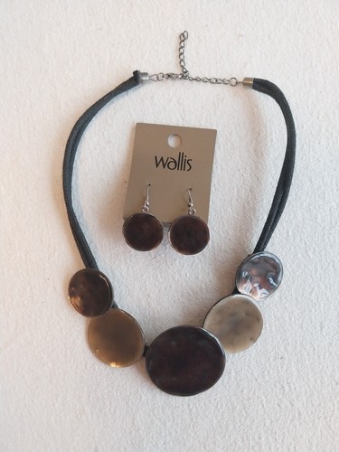 Necklace and earrings set