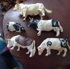 Vintage And Other Britains Farm Animals 3 cows 2 Bulls Plastic 1 To 32 Scale