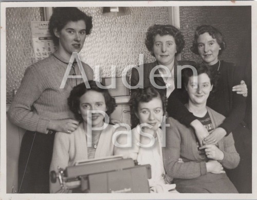 Six women with typewriter - women,