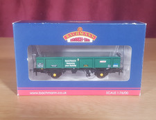 2 x Bachmann PNA wagons in Railtrack Livery OO 38-095/38-095A