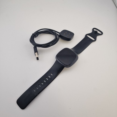Fitbit versa fitness tracker - fitbit,
