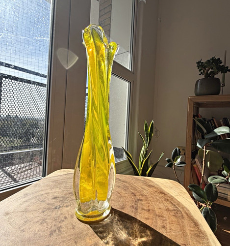 Thick yellow glass single stem - thick,