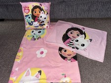 Gabbys Dollhouse Toddler Bedding Set (to fit cot/cot bed) with Matching Cushion