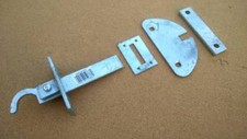 Central closing gate latch for