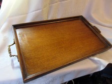 AN ANTIQUE OAK BUTLERS SERVING TRAY WITH BRASS HANDLES