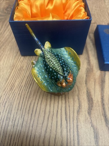 Hidden treasures trinket box - hidden,
