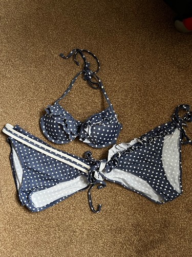 Max cleavage blue - cleavage, spot