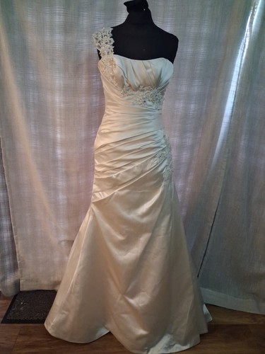 Wedding dress size - 4, ivory