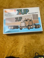 Matchbox AMT Peterbilt 359/FRUEHAUF  1:43 scale model truck kit PK-7101.