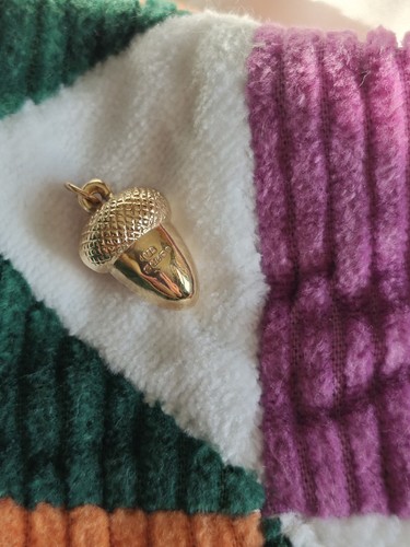 9ct hallmarked gold acorn - hallmarked,