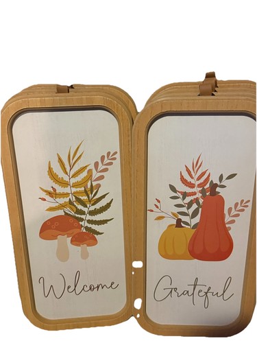 Wooden welcome grateful - or,